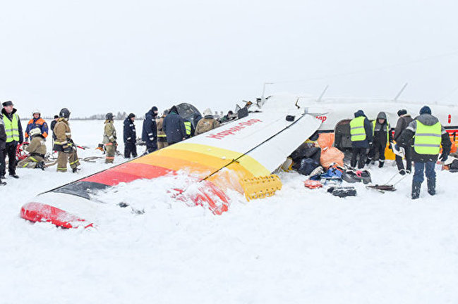 Rusiyadakı sərnişin təyyarəsinin QƏZA ANI - VİDEO