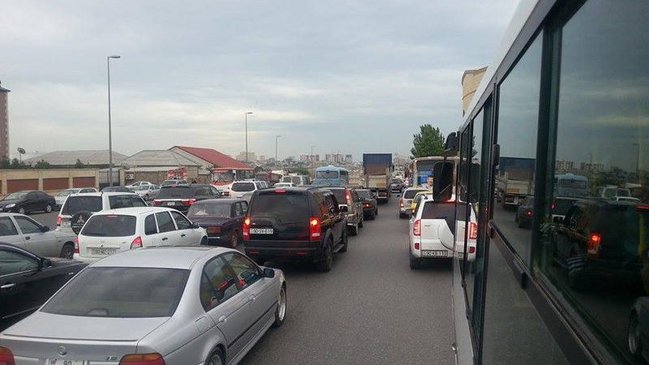 Bakıda nəqliyyatın hərəkəti iflic oldu – Qatarlar gecikdi, avtobuslar yolda qaldı