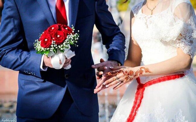 Toyda bəyin hədiyyələri GÜNDƏM OLDU: Ev, maşın, tarla... - VİDEO