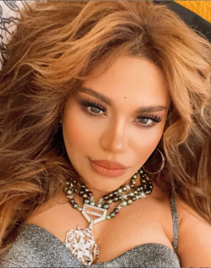 Türkan dərin sinə dekoltesi ilə diqqət çəkdi - FOTO