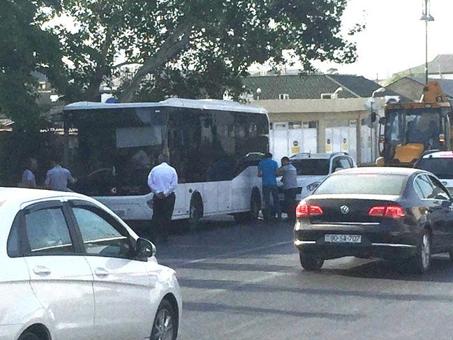 Bakıda daha bir avtobus qəzası baş verdi - FOTO
