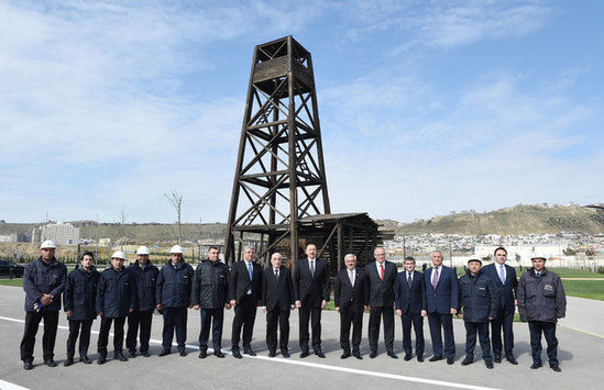 Prezident Bibiheybətdə dünyanın ilk neft quyusuna baxdı - FOTOLAR