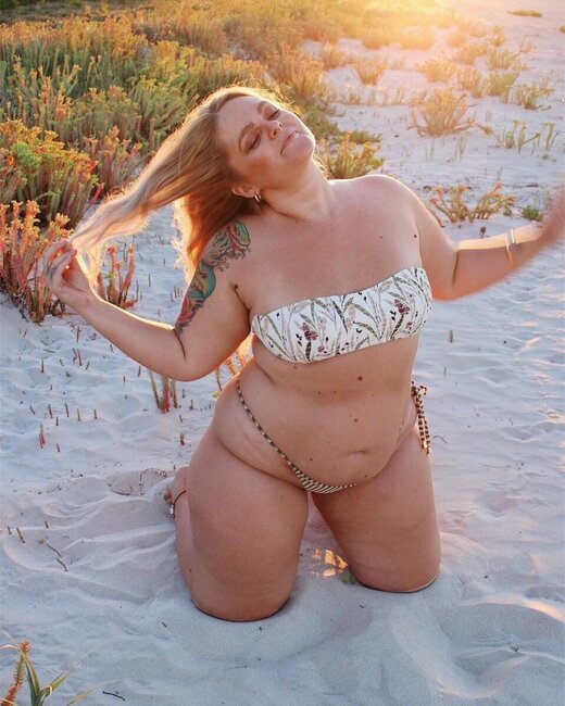 Bikinidə gəzməyə utanmayan KÖK QADINLAR - FOTOLAR