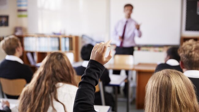 Universitetlərdə təhsil haqları artır: Tələbələri qarşıda daha bahalı təhsil gözləyir? - TƏHSİL EKSPERTİNDƏN AÇIQLAMA