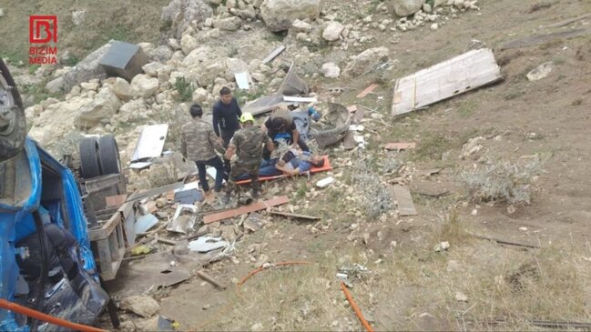 Qubaya film çəkilişinə gedənlərin maşını dərəyə aşdı - Ölən var