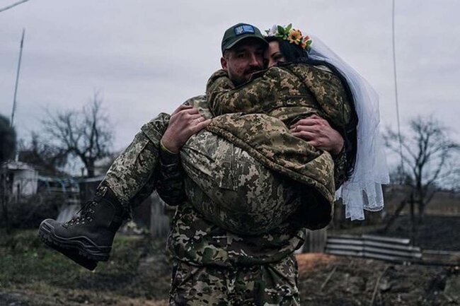 Ukrayna gözəli cəbhədə evləndi