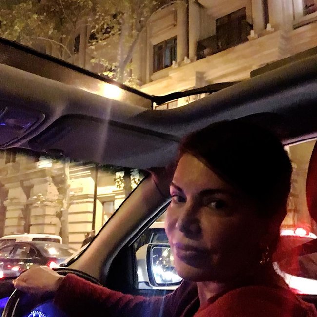Ulvira Qarayeva bahalı maşınında poz verdi - FOTO