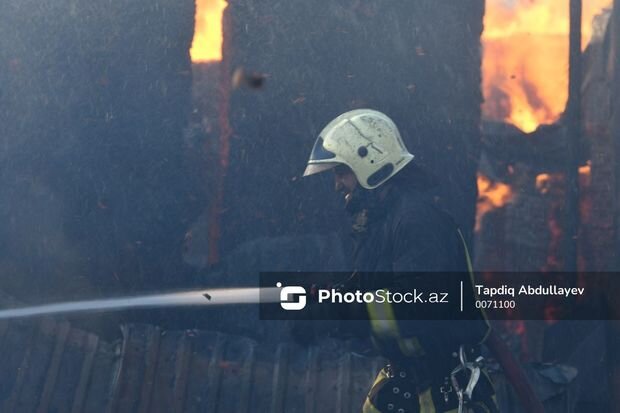 Bakıda mebel salonu yanıb