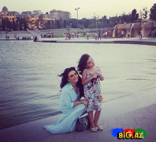 Samirə qızı ilə dəniz kənarında - FOTO