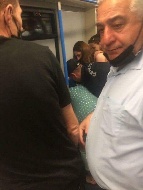 Bakı metrosunda qadının ürəyi getdi - FOTO/VİDEO