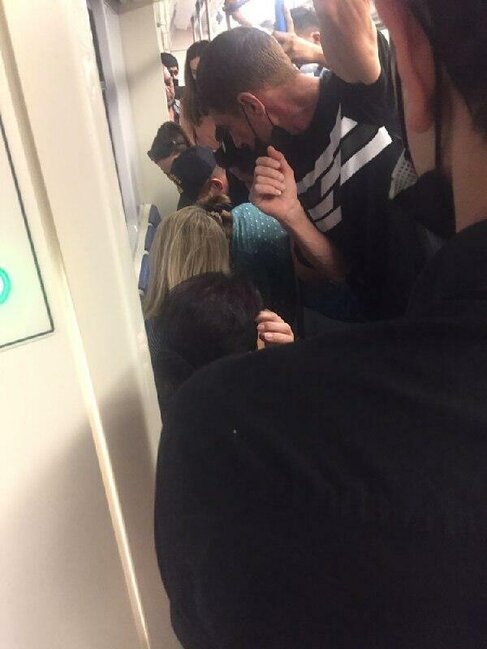 Bakı metrosunda qadının ürəyi getdi - FOTO/VİDEO