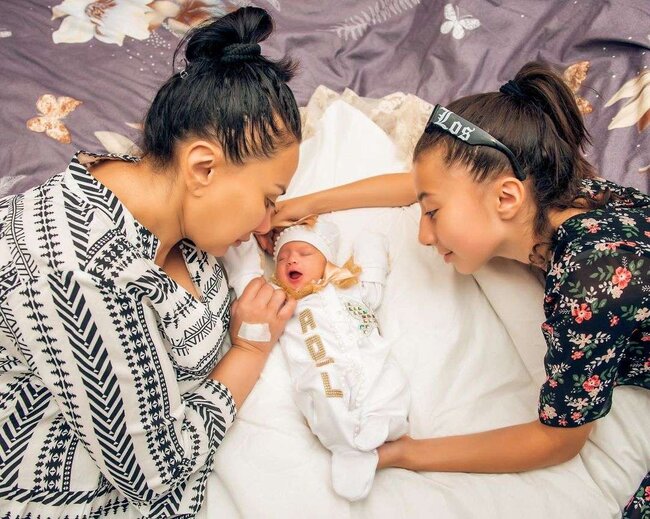 Qızının üzünü ilk dəfə göstərdi