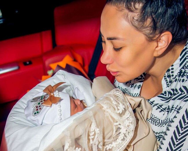 Qızının üzünü ilk dəfə göstərdi