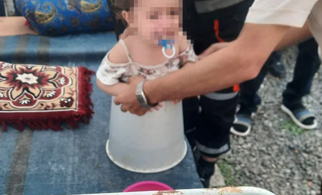 Uşaq vedrənin içində qaldı, köməyə FHN gəldi - Video