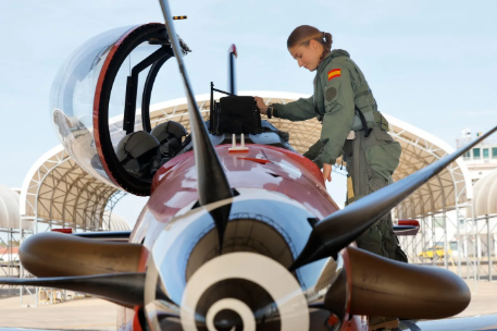 Kral ənənəsi pozuldu: Şahzadə ailənin ilk şahzadə pilotu oldu (FOTO)