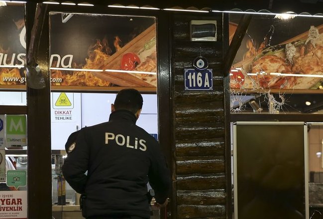 Gecə DƏHŞƏTİ! Restoranda hesabı bəyənmədilər və... - FOTOLAR