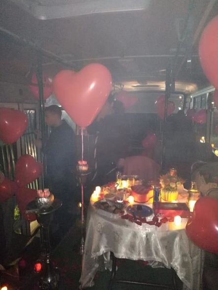 Bakıda avtobusda hind cütlüyün romantik anları - FOTOLAR