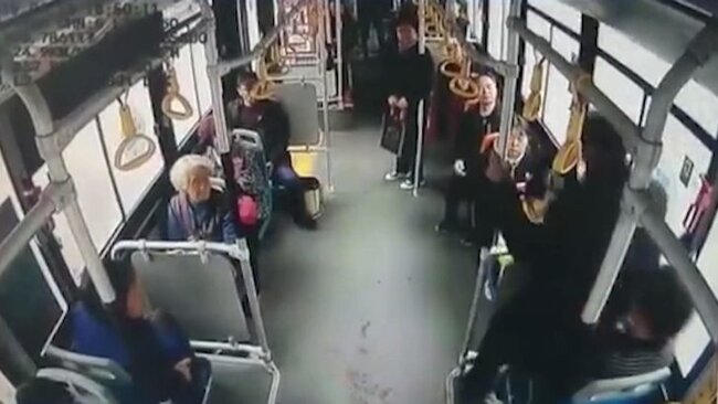 Avtobusda RƏZALƏT! Qadını vurub qucağına oturdu - FOTOLAR