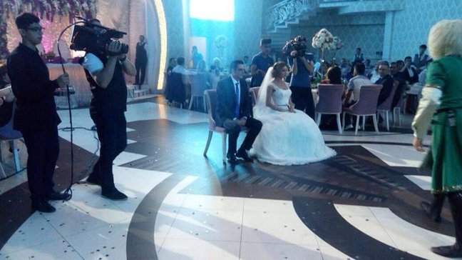 Azərbaycanlı müğənni oğlunu evləndirdi: ÖZÜ DƏ GÖRÜN KİMİNLƏ - FOTOLAR