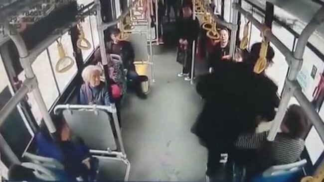 Avtobusda RƏZALƏT! Qadını vurub qucağına oturdu - FOTOLAR