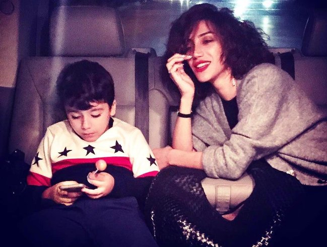 Röya oğlu ilə lüks avtomobilində - FOTO