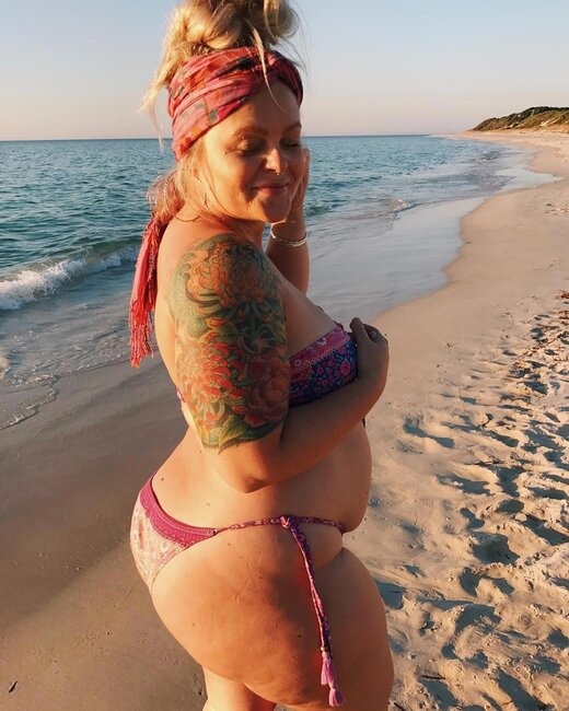 Bikinidə gəzməyə utanmayan KÖK QADINLAR - FOTOLAR