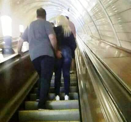 Bakı metrosunda BİABIRÇILIQ: Kişi tanımadığı qadının arxasına... - FOTO