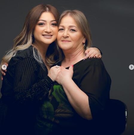 Bu da aparıcı Zümrüdün anası - FOTOLAR
