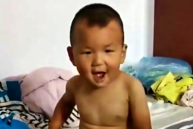 İflic olduğuna görə 1 yaşlı körpəni valideynləri küçəyə atdılar - FOTOLAR