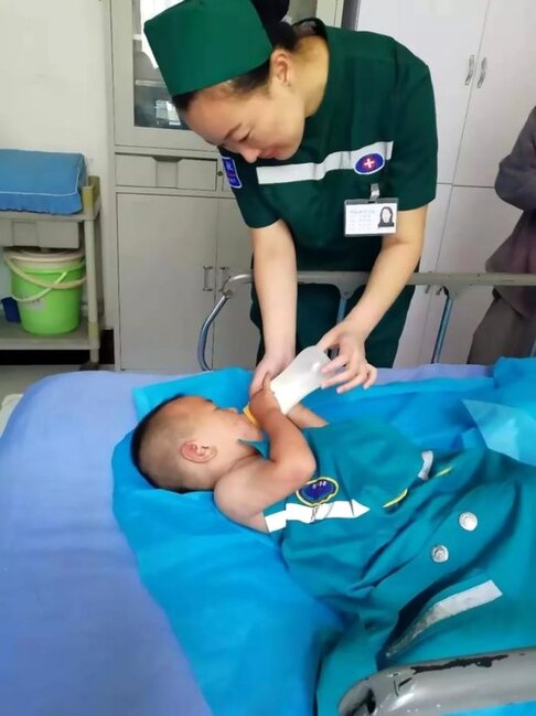 İflic olduğuna görə 1 yaşlı körpəni valideynləri küçəyə atdılar - FOTOLAR