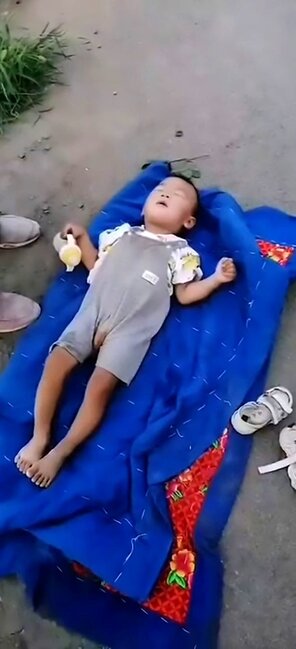 İflic olduğuna görə 1 yaşlı körpəni valideynləri küçəyə atdılar - FOTOLAR