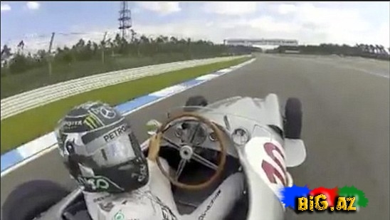 Formula-1 pilotu əfsanəvi avtokar sükanı arxasında tarixi selfie çəkib - VIDEO