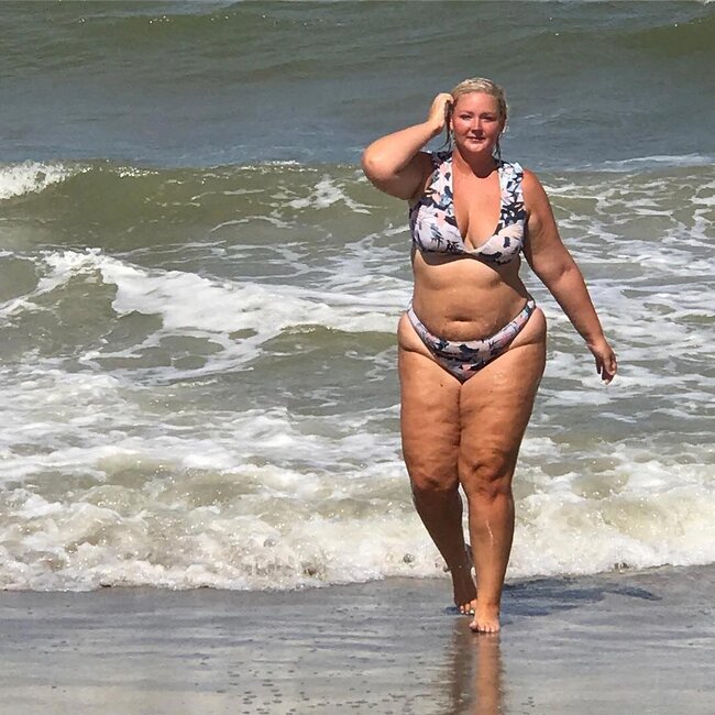 Bikinidə gəzməyə utanmayan KÖK QADINLAR - FOTOLAR