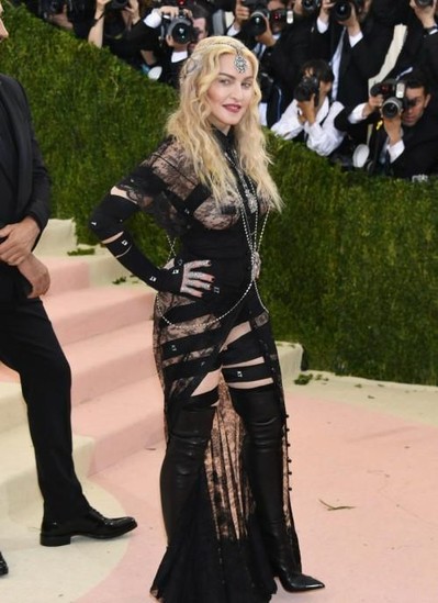 Madonna açıq-saçıq geyimi ilə hər kəsi şok etdi - FOTOLAR