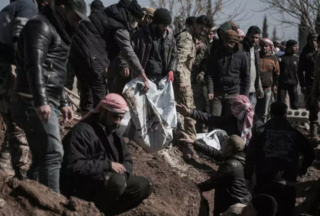 Dağıntılar altından meyiti çıxarılan kişi dəfn zamanı dirildi - FOTO