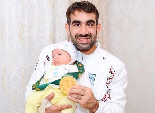 Rafael Ağayev qucağında oğlu, əlində də qızıl medalı - FOTO