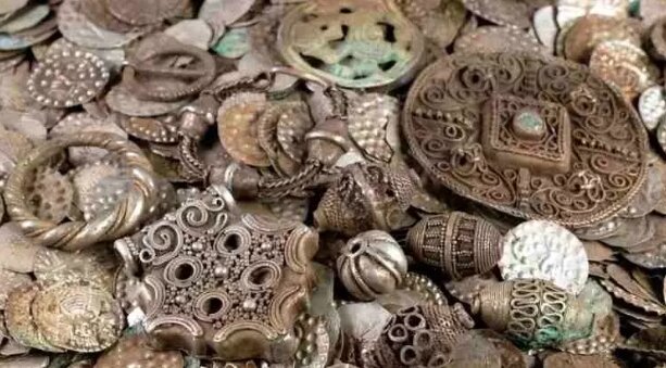 Bağında qurd axtarırdı, xəzinə tapdı - Fotolar