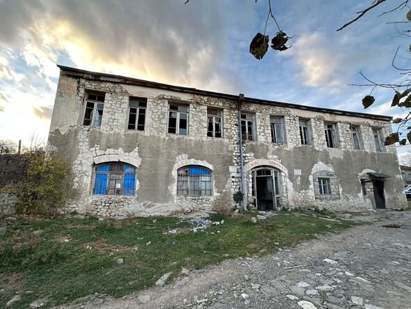 Xocalıda kitabxanadan çox sayda silah-sursat tapıldı - FOTO