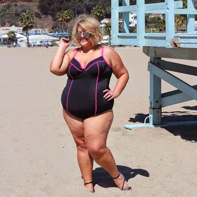 Bikinidə gəzməyə utanmayan KÖK QADINLAR - FOTOLAR