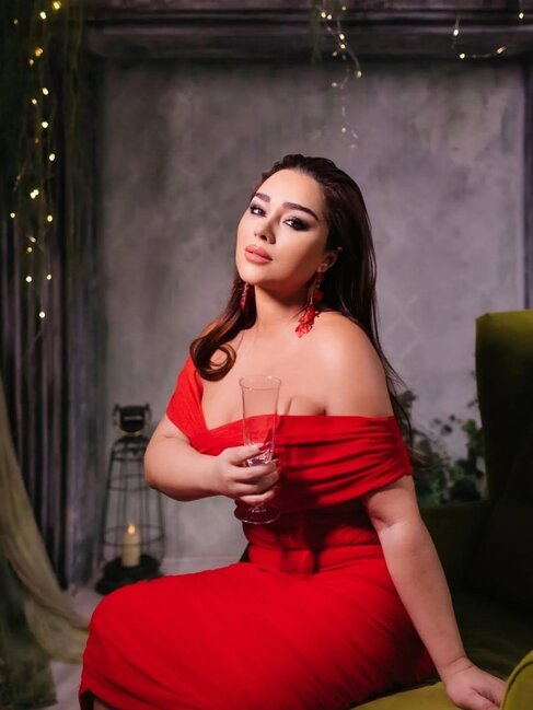 Xatirə İslam sinə dekoltesi ilə diqqət çəkdi - Fotosessiya