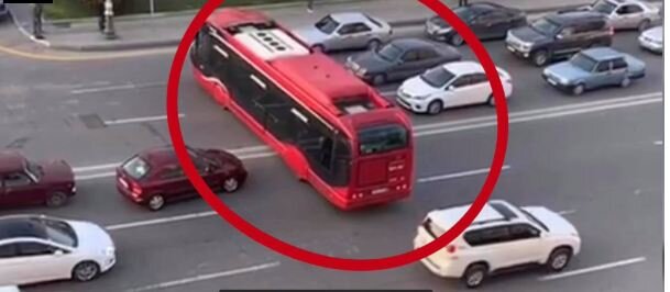 "BakuBus" avtobusu bir manevrlə bütün yolu iflic etdi – VİDEO