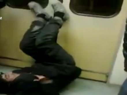 Bakı metrosunda DƏHŞƏT: Xəstəni vaqondan sürüyüb atdılar – VİDEO