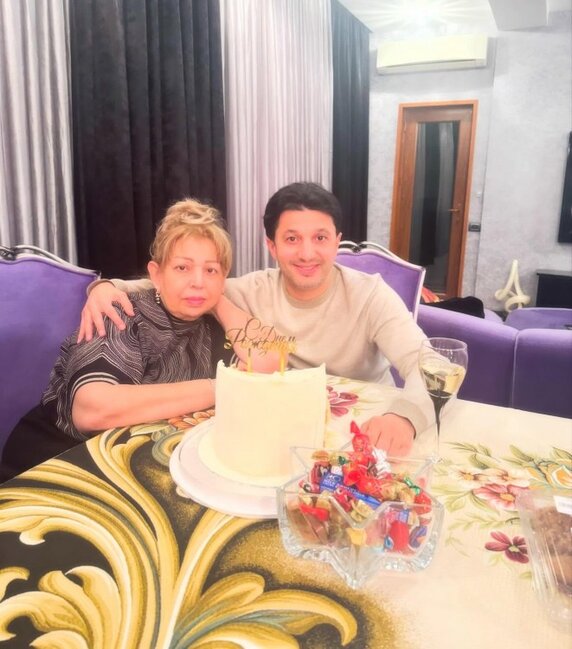 Xəyyamdan anasına ad günü təbriki - Foto