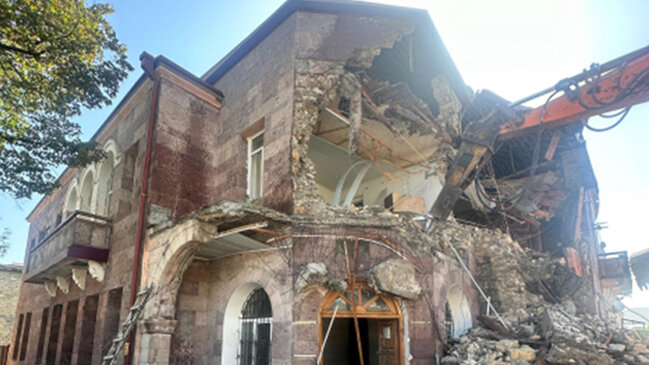 Xankəndidə qondarma rejimin "XİN"inin binası sökülür (VİDEO)