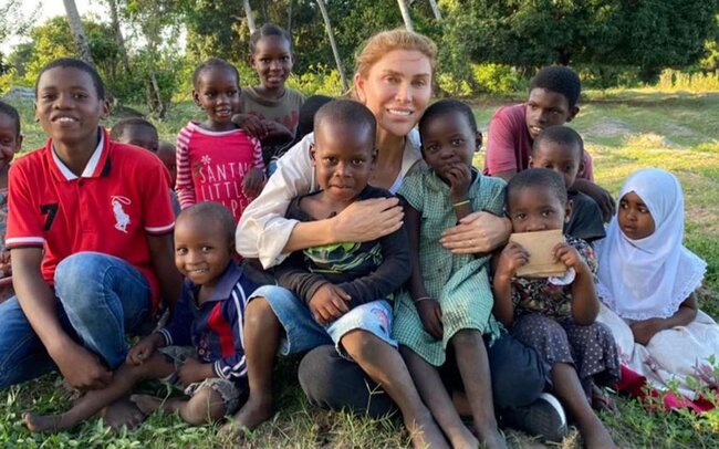 Xoşqədəm Afrikadan övladlığa uşaq götürür