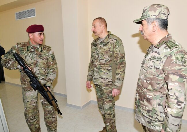 Prezident XTQ-nin hərbi hissəsində - FOTOLAR