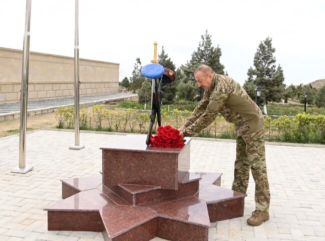 Prezident XTQ-nin hərbi hissəsində - FOTOLAR