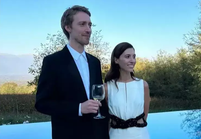 Müğəninin qızı 1 milyonluq gəlinlik geyinib?