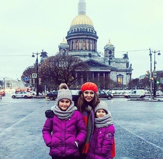 ATV aparıcısı qızları ilə Sankt-Peterburqda - FOTOLAR