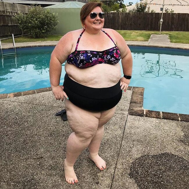 Bikinidə gəzməyə utanmayan KÖK QADINLAR - FOTOLAR